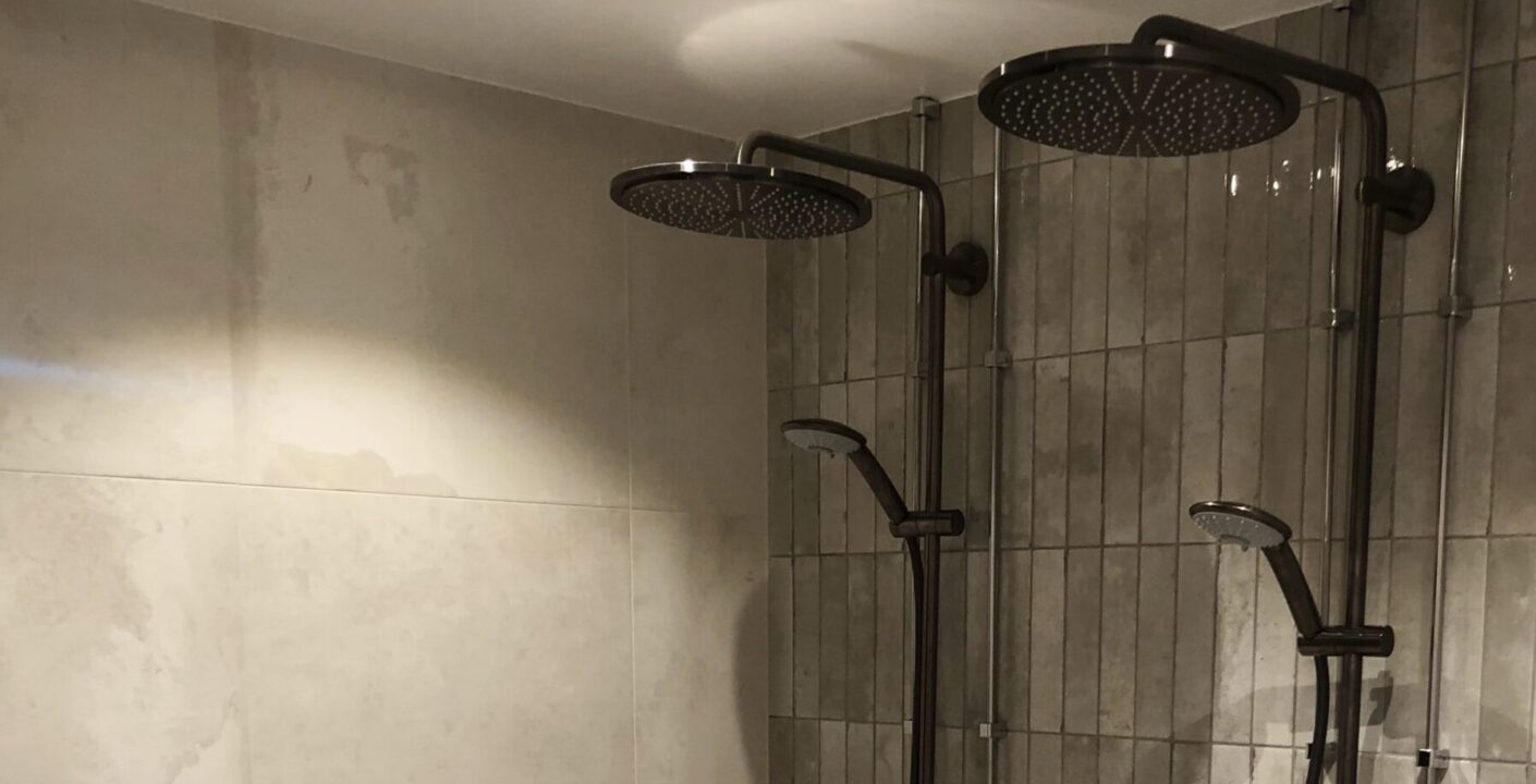 Kuva Teholämmön kohteesta sisältä, suihku, Linjasaneeraus, Pääurakointi, Alkutie 16-18, Helsinki