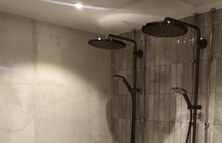 Kuva Teholämmön kohteesta sisältä, suihku, Linjasaneeraus, Pääurakointi, Alkutie 16-18, Helsinki